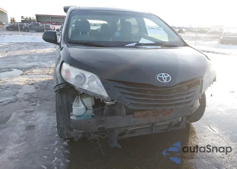 2013 Toyota Sienna Le V6 8 Passenger z USA, uszkodzony, nr VIN 5TDKK3DC7DS402321